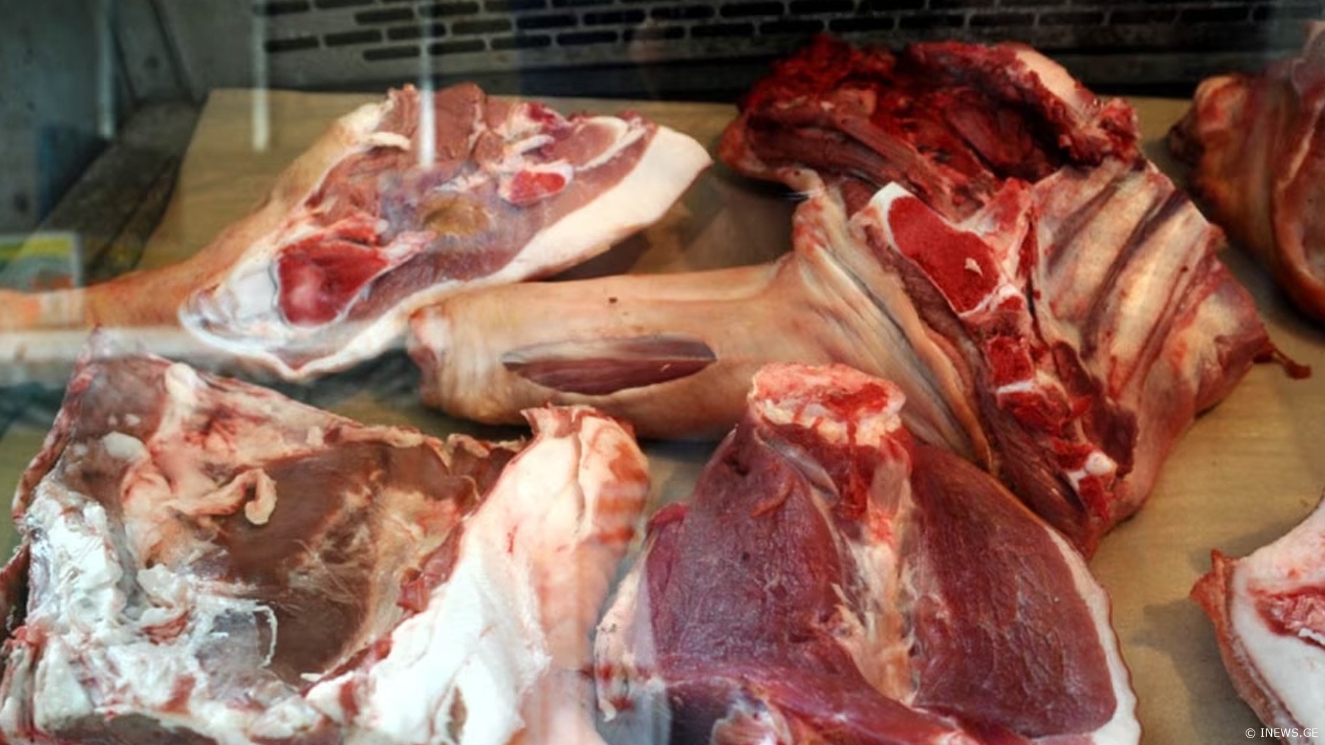 კრიტიკულად ცუდი ხარისხის ხორცის სარეალიზაციო ობიექტი დაჯარიმდა და საწარმოო პროცესი შეუჩერდა