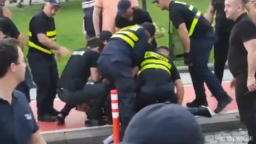 "პოლიციელებმა ქართველს ურტყეს, ძირს დააგდეს და დააკავეს" - ვითარება ბათუმის პორტში