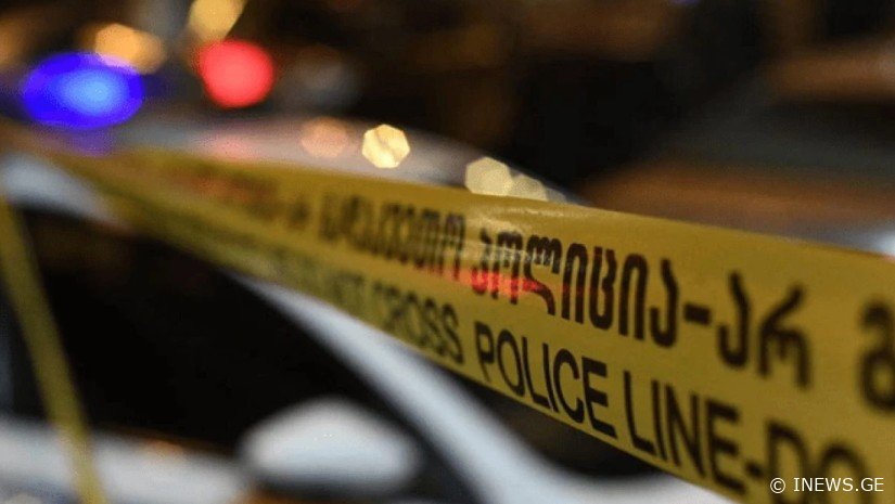 მანქანა კლდეს შეეჯახა და ამობრუნდა - როგორ დასრულდა შემთხვევა გორში