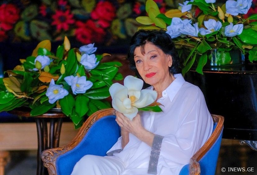 „გვინდოდა, მისი სახელობის ყვავილი გვქონოდა.. თვითონ მაგნოლია აირჩია, მიყვარს, სოხუმს და ბავშვობას მაგონებსო“, - ზურა შევარდნაძე ნანი ბრეგვაძის ვიდეოს აქვეყნებს