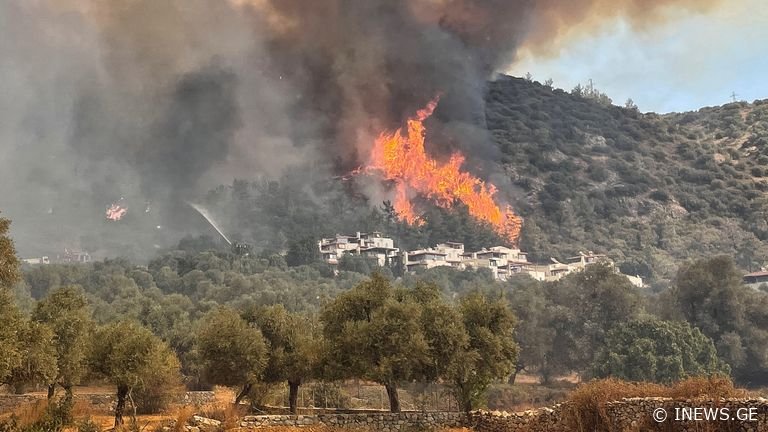 საბერძნეთში ტყის ხანძრებია - როდოსიდან ათასობით ადამიანის ევაკუაცია გახდა საჭირო