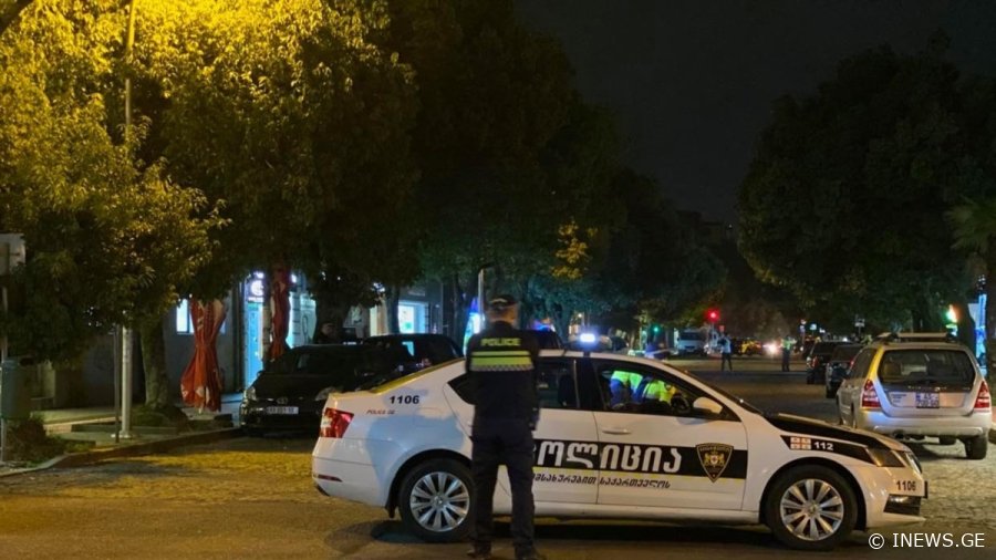 სისხლიანი ანგარიშსწორება ვარკეთილში - ახალგაზრდა კაცმა მეგობარი დაჭრა და ადგილიდან მიიმალა