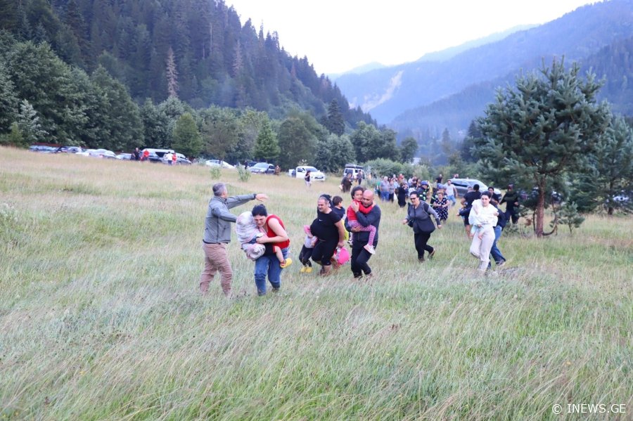 მძიმე კადრები - როგორ გამოჰყავთ მაშველებს მოქალაქეები შოვიდან უსაფრთო ადგილას