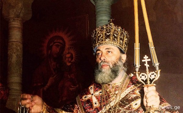 „პატრიარქის მომავალ სამყოფელში ოდნავ ბჟუტავდა სინათლე. კართან მოხუცი მონაზონი შეეგება... დეკემბრის ბოლო იყო, გარეთაც ციოდა და შიგნითაც...“ - უწმინდესის აღსაყდრების დღე