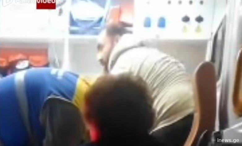 "მოკლე ვიდეოს ვდებ, არ ვიცი, რამდენად მაქვს ამის გასაჯაროების უფლება, იცნობდეთ!" - ვინ არის ექიმი, რომელმაც ქუჩაში დიდი გმირობა ჩაიდინა