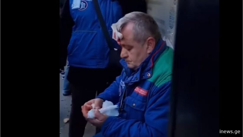 რუსთაველის გამზირზე, აზარიანცის სახლიდან შუშა ჩამოვარდა - დაშავდა კონტროლიორი