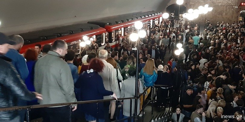 "დეეე.. მშობლებო, აღმზრდელებო, გვაპატიეთ.. უბრალოდ გვაპატიეთ" - რა ემოციური ფოტო ვრცელდება თბილისის მეტროდან