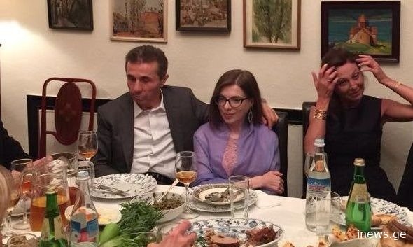 "სუფრაზე, ჭიქაში ჩამიგდო ახალი "მერსედესის" გასაღები" - ვინ აჩუქა ბესო ბერულაშვილს მანქანა და როგორი სუფრის წევრია ბიძინა ივანიშვილი