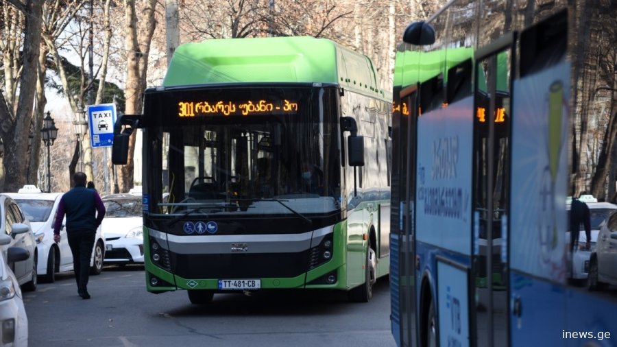 ”ავტობუსში ერთი ბებო ამოვიდა, სუსტად იყო და ბარბაცებდა, იქვე 18 წლის ბიჭი იჯდა, რომელიც არც კი განძრეულა. ამ ბიჭს ყველამ ლანძღვა-გინება დაუწყო, თუმცა…”