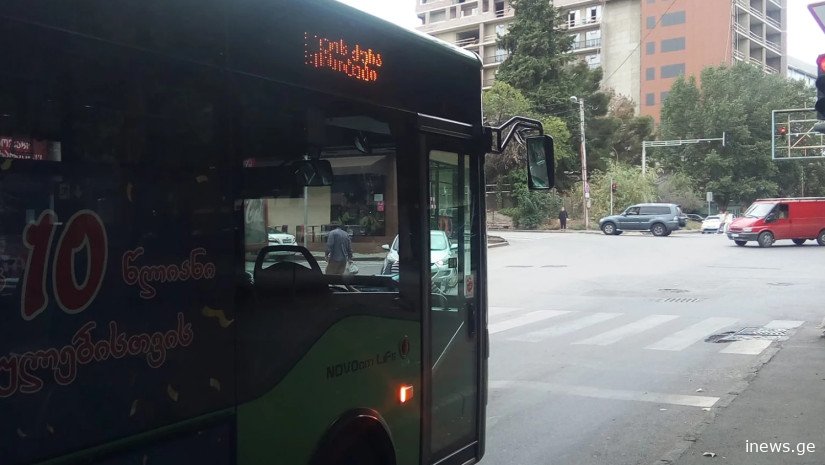 „მძღოლმა ავტობუსი გაჩერებაზე მიატოვა, გადავიდა ქუჩის მეორე მხარეს, იყიდა შოთი და...“ რა მოხდა 383 ნომერ ავტობუსში