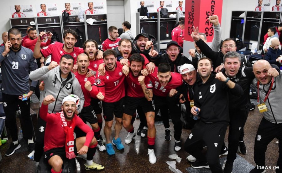 ისე ფეხბურთს რომ თავი გავანებოთ ასე აქვითინებული გულშემატკივარი კაცები გულის ამრევია ცოტა, როდესაც პარალელურად... - რას წერს სოციალური ქსელის მომხმარებელი