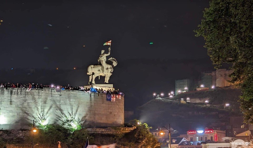 "მითხარით, რომ სასწაული არაა...მამა აფხაზეთის ომში დაიღუპა, ეს კი მისი შვილია, რომელმაც  ის დროშა ვახტანგ გორგასალს დააჭერინა"