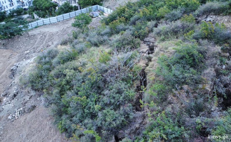 "ეს ხდება ქვედა ვაშლიჯვარში, დრონით გადავიღეთ კადრები" - მოქალაქე ავრცელებს ფოტოებს, სადაც ნიადაგზე გაჩენილი ნაპრალები ჩანს