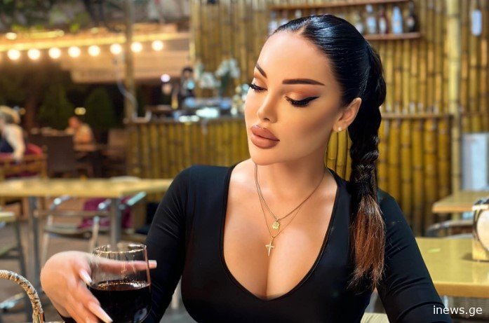 “ჩემი და.. მგავს ?” – კესარია აბრამიძე ულამაზესი დის ფოტოს აქვეყნებს