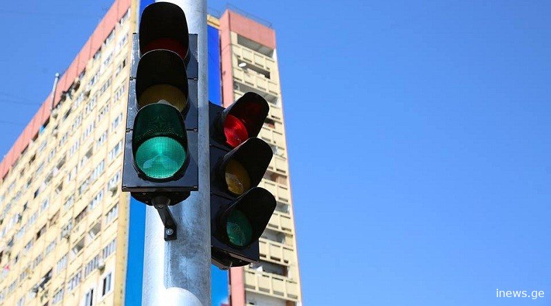 სიახლე მძღოლებისთვის, რომელიც თბილისში ამოქმედდება – "შუქნიშნებთან დამონტაჟდება კამერები, რომლებიც მანქანების გამონაბოლქვს გააკონტროლებს და ჯარიმებს გამოწერს"