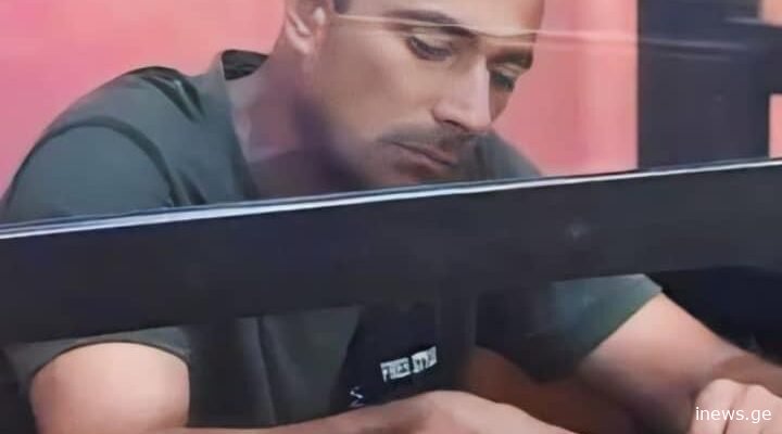 “კაცმა, რომელმაც ცოლი და ორი მეგობარი მოკლა დაუჯერებელი რამ თქვა… – “ორივესთან ღალატობდა…”