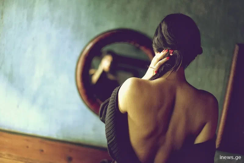 “მე და ჩემი ქმარი უკვე 40 წელია ერთად ვართ, თუმცა 4 კვირის წინ აღმოვაჩინე, რომ 30 წელია სხვა ქალიც ჰყავს”