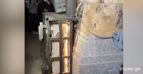 აქციის მონაწილეებმა პარლამენტის შენობის კედელზე ელექტროგაყვანილობას ცეცხლი წაუკიდეს