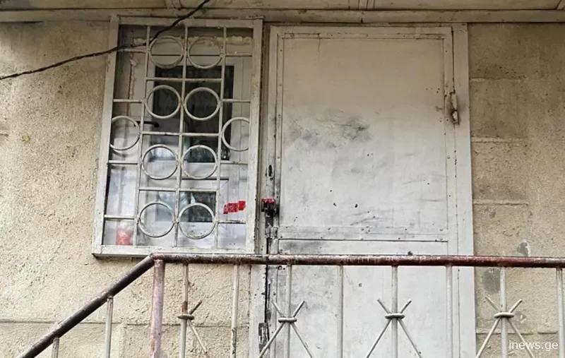 "მაშველებს საშინელი სურათი დახვდათ, ქალი სისხლში იწვა" - რა მოხდა გლდანში და რა ვერსიებზე საუბრობენ მოკლულის მეზობლები