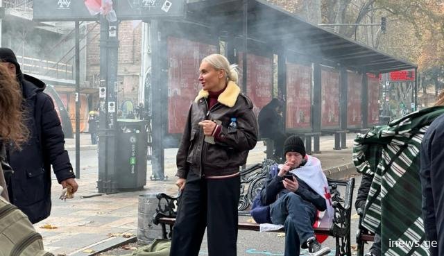 “რევოლუციის კოლონებს ვაანონსებთ და საათობით წვიმაში გალუმპულ ხალხს, არ ვეუბნებით, რომ…” – ნანუკა ჟორჟოლიანი ბრაზს ვერ იოკებს