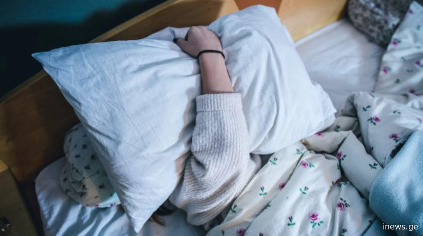 სასწრაფოდ შეუცვალეთ საწოლს ადგილი, თუ ფეხებით კარისკენ გძინავთ - ის, რაც უნდა იცოდეთ ჯანმრთელობისა და ფინანსური კეთილდღეობისთვის