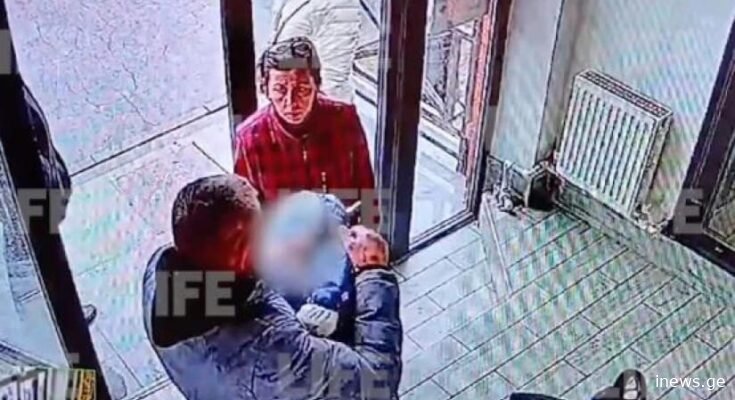 დააკავეს დედა, რომელმაც მაღაზიაში ეტლით 6 თვის ტყუპები მიიყვანა – ერთი მათგანი გარდაცვლილი იყო, მეორე მძიმე დაზიანებებით საავადმყოფოში გადაიყვანეს