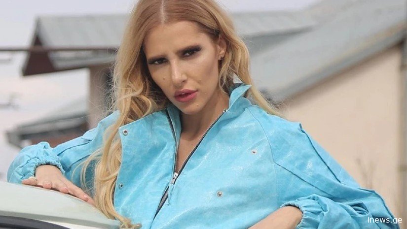 წელს ზემოთ სრულიად შიშველი ნუკი კოშკელიშვილი ზღვაზე გადაღებულ ფოტოებს აქვეყნებს