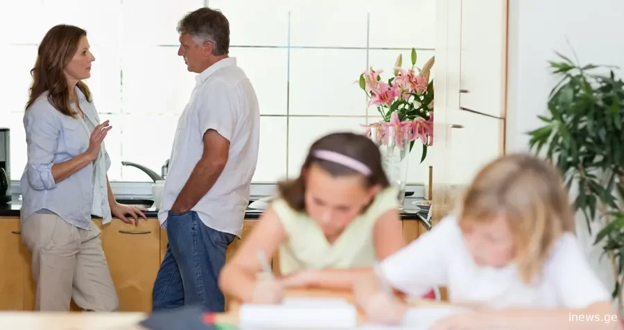 ამ თემებზე ბავშვის თანდასწრებით არასოდეს უნდა ისაუბროთ: "ღრუბლებივით „შთანთქავენ“ არა მხოლოდ იმას, რასაც მათ ეუბნებიან, არამედ იმასაც, რასაც ყურს მოკრავენ"