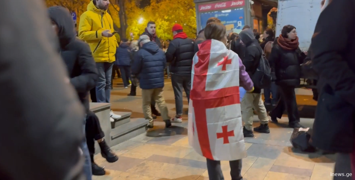 "არ მინდა ვინმემ წამოგვაძახოს, რომ ვინც აქციაზე ვდგავართ ღორებივით ვიქცევით" - ვინ არის გოგონა, რომელიც აქციებზე ტერიტორიას ასუფთავებს