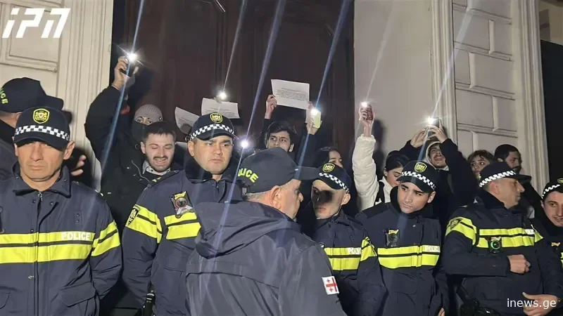 "აღმოჩნდა, რომ კარი ჩაკეტილია..." - სტუდენტების ნაწილის განცხადებით, თსუ-ს პირველი კორპუსის კარი სტუდენტებისთვის ჩაკეტილია