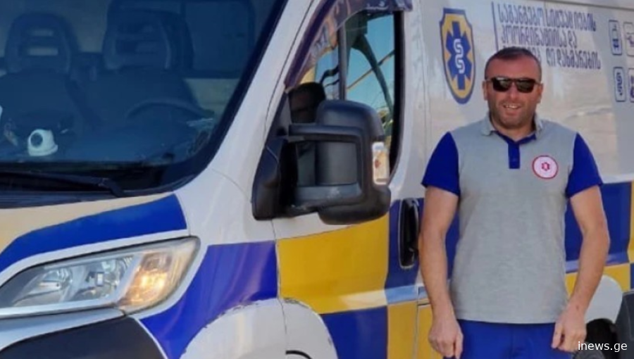 სასწრაფო დახმარების მძღოლმა ცეცხლმოდებული შენობიდან 2 ხანდაზმული მამაკაცი დამოუკიდებლად გამოიყვანა და სიკვდილს გადაარჩინა