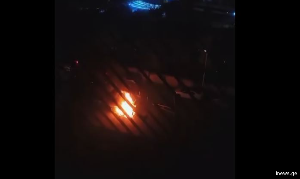 არაბების დაჯგუფება დაუპირსპირდა ადამიანს, რომელიც თეთრი BMW-თი იმყოფებოდა - რა მოხდა ბელიაშვილის ქუჩაზე?