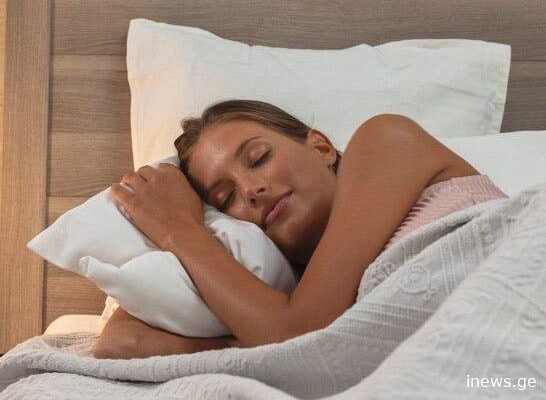 რატომ არის მარცხენა მხარეს ძილი უფრო უსაფრთხო, ვიდრე მარჯვნივ – ექიმის განმარტება