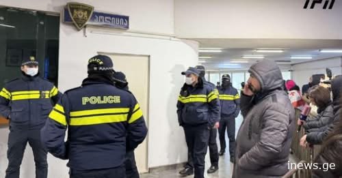 მეტრო "რუსთაველის" და „თავისუფლების მოედნის“ გასასვლელებში პოლიცია მოქალაქეებს ჩხრეკს და ნივთებს უმოწმებს