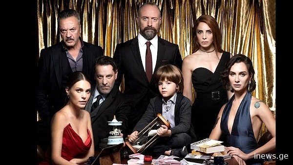 სკანდალური განქორწინებები და ტრავმა, ვინ არის თურქი მსახიობი, რომელიც ქრისტიანულ ტაძარში დადის და სანთლებს ანთებს?