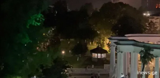 სტიქია ბათუმში - ძლიერი ქარის გამო სამშენებლო ინვენტარის ჩამოშლის შედეგად ცოლ-ქმარი დაშავდა, უამინდობის გამო დაშვებას ვერ ახერხებს სტამბოლი-ბათუმის რეისი