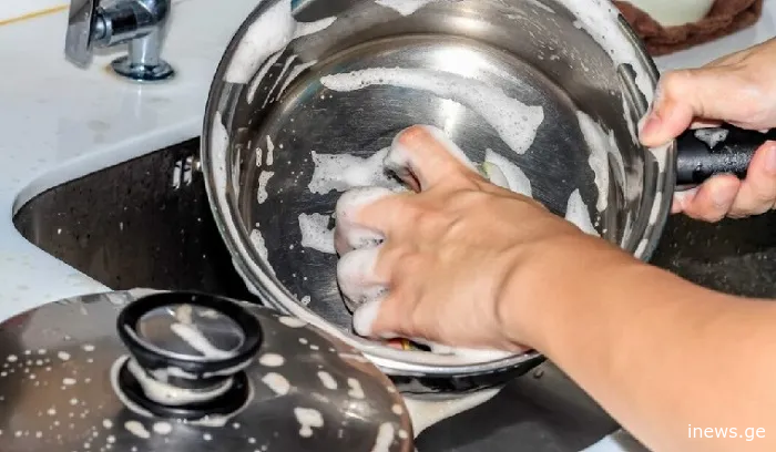 როგორ გავხეხოთ მიმწვარი ქვაბი და ტაფა მხოლოდ 2 ინგრედიენტით