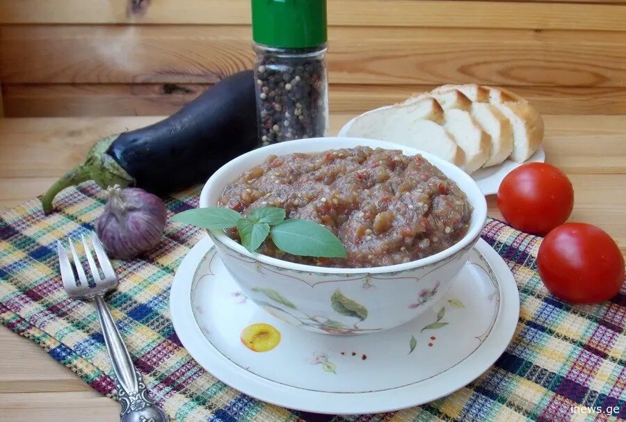„ეს რეცეპტი ჯერ ბებიაჩემმა დედაჩემს ასწავლა, ახლა კი მე მასწავლეს და სულ ასე ვამზადებ... სასწაული გამოდის, თითებს რომ ჩაიკვნეტ ისეთია“ - სახლში მომზადებული ბადრიჯნის ხიზილალა