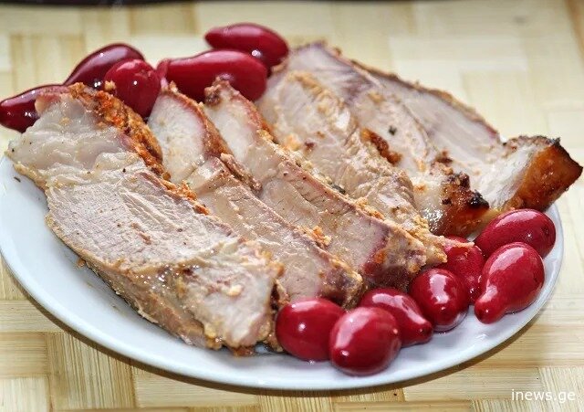 შემწვარი ღორის ხორცი მაწვნისა და აჯიკის სოუსით