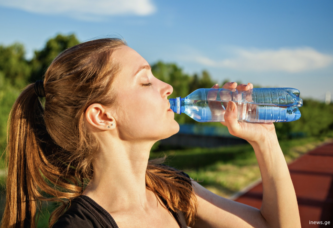 რატომ არ უნდა დალიოთ პლასტმასის ბოთლში შენახული წყალი?
