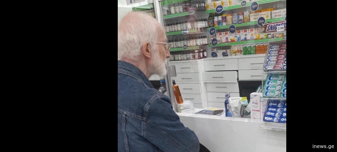 აფთიაქში, ვიდრე  კონსულტანტი ჩემს წამლებს აგროვებდა, გვერდით  ფანჯარასთან  მამაკაცი მოვიდა, ქუდი მოიხადა და რაღაც წამალი ითხოვა 5 ფირფიტა