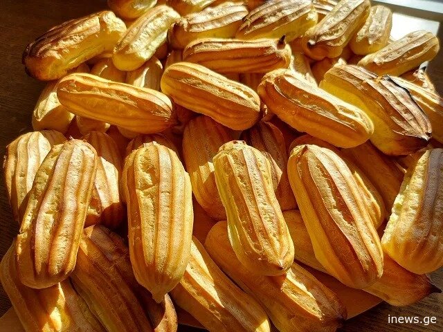 სამსახურში წასვლამდე ცხობა მოვასწარი - ამ რეცეპტით 60 ცალი იდეალური ეკლერი გამოგივათ